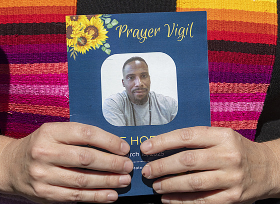 Alison McCray z lousianského spolku proti exekucím dr�í fotografii Jessie...