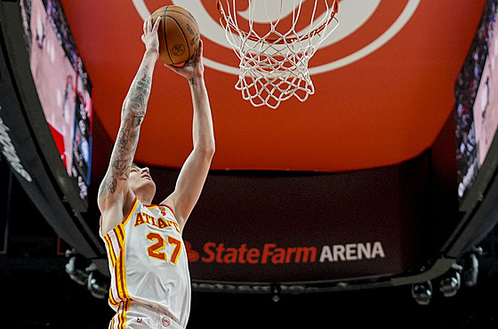Vít Krej�í (27) z Atlanta Hawks sme�uje do ko�e Philadelphia 76ers.