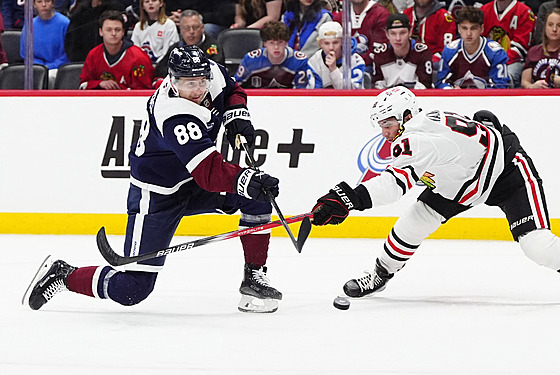 Martin Ne�as (88) z Colorado Avalanche st�ílí na bránu Chicago Blackhawks kolem...
