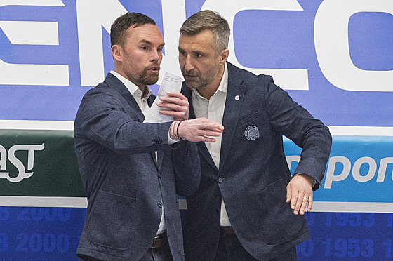 Filip Peán (vlevo) a jeho asistent Jií Kudrna na lavice Liberce