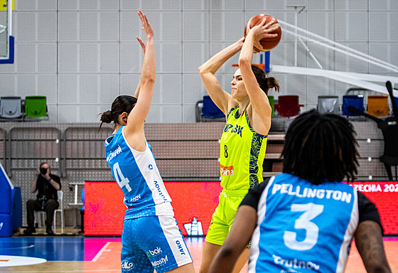 Veronika Vorá�ková z USK Praha p�ihrává v zápase s Trutnovem.