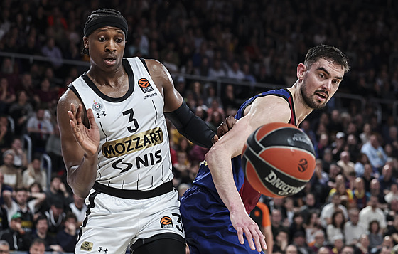 Tomá� Satoranský (vpravo) z FC Barcelona a Frank Ntilikina z Partizanu B�lehrad...