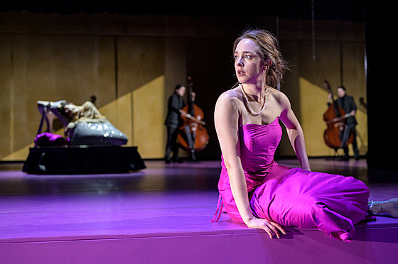 Denisa Bare�ová v titulní roli inscenace Paní Bovaryová ve Stavovském divadle