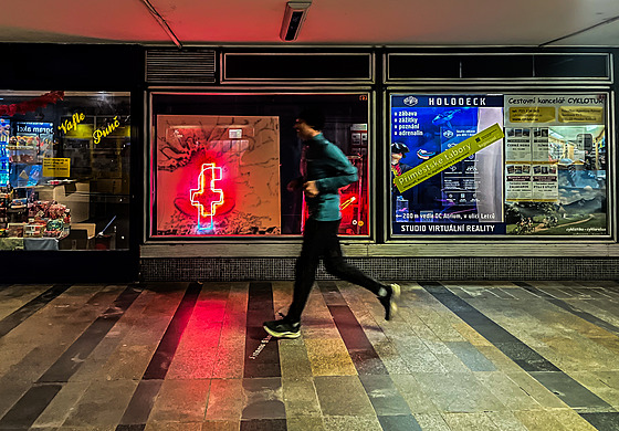 Sv�telná instalace prom�nila podchod pod hradeckou t�ídou Karla IV. ve vizuální zá�itek, ukazuje i jeho smutné �ekání na opravu. (5. b�ezna 2025)