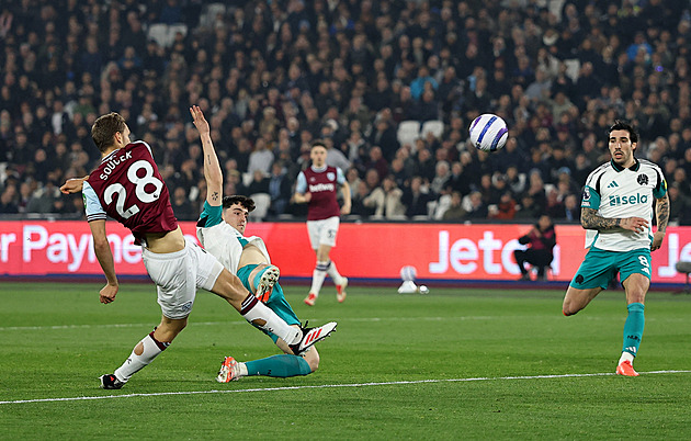 Souček zahodil šanci v první minutě, West Ham pak padl s Newcastlem