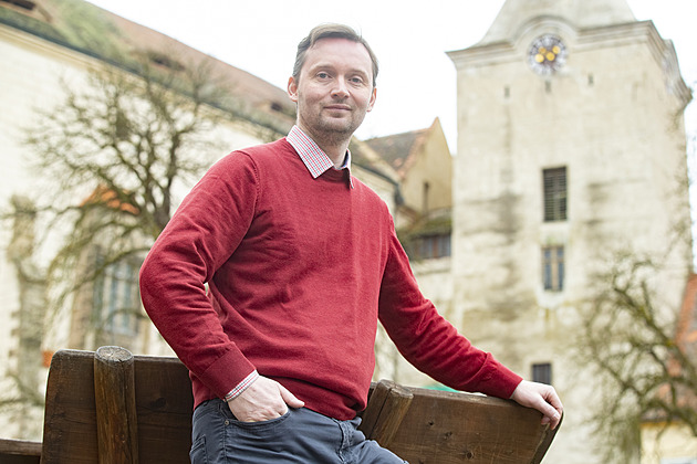 Třísměnný provoz, noční zápřah, zakrývání podlah. Kastelán Křivoklátu o natáčení Zrádců