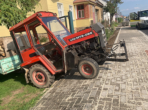 Zvýení povrchu po oprav silnice v Myslechovicích nkterým lidem zkomplikovalo...