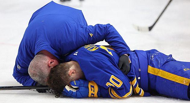 Hertl mohl pojistit výhru, ale raduje se Buffalo. Kulich po tvrdém hitu odstoupil