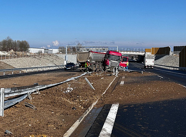 Kvůli nehodě náklaďáku je uzavřená D3 u Budějovic, z vozu se vysypal písek