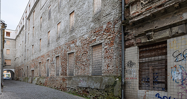 Kromí chce uvalit vyí da na budovy, které hyzdí msto. Patí mezi n i...