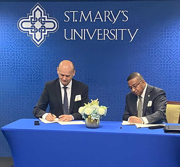 Memorandum o vzájemné spolupráci podepsali rektor Univerzity Tomáe Bati Milan...