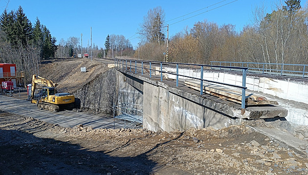 Stavebníci musí zbourat pouze plku mostu, zatímco druhá musí zstat stát....