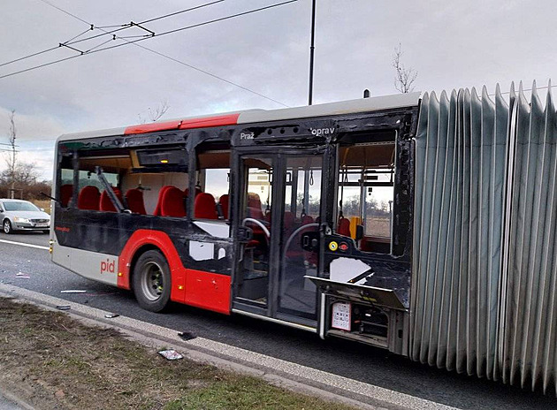 V pondlí krátce ráno se autojeáb v praské Liboci srazil s linkovým...