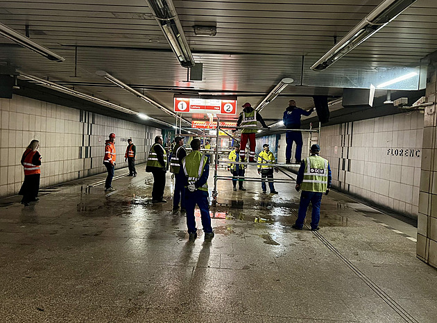 Havárii šlo jen těžko zabránit. Dopravní podnik řekl, co zavinilo vodopády v metru