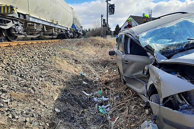 koda Octavia po stetu s vlakem na eskolipsku, kde mladík jen se tstím...