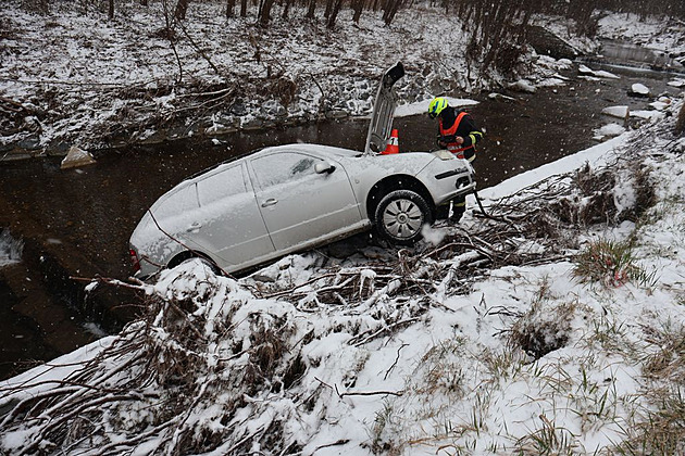 �idi�ka nezvládla jízdu na kluzké silnici  v Ond�ejovicích na Jesenicku a...