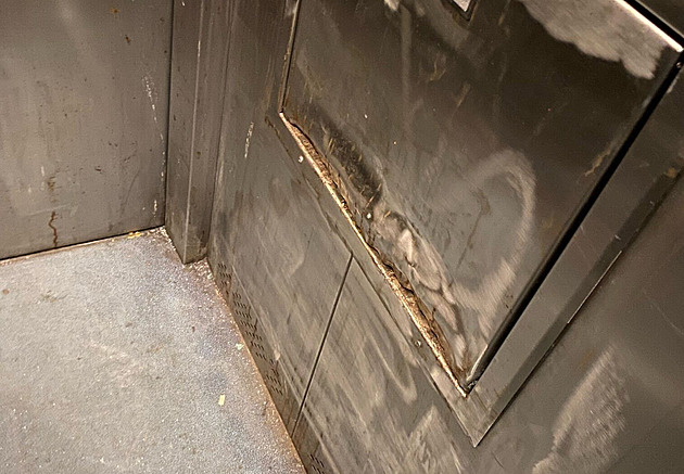 „Nezdráhají se vykonat potřebu kdekoliv.“ Na nechutný zápach v metru úklid nestačí