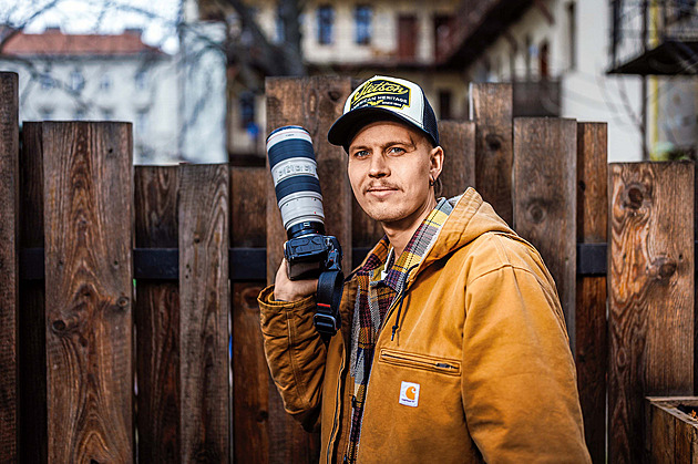 Z pošty do tryskáče. Jak se Tony Košař proměnil z fanouška ve fotografa hvězd