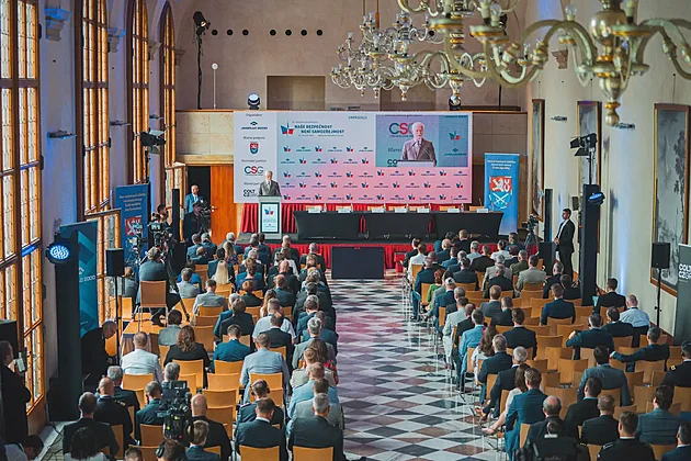 Politiky čeká na Hradě debata o obraně a bezpečnosti. Vystoupí i prezident