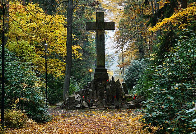 Lesní hbitov v Novém Boru byl zaloen v letech 1907 a 1909.