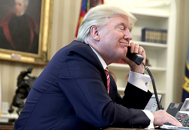 Zelenskyj telefonuje s Trumpem, chce znát podrobnosti o hovoru s Putinem