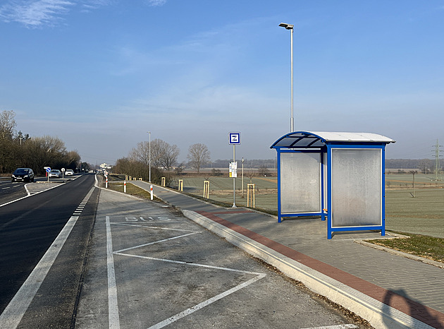 Silni�á�i zrekonstruovali �ást silnice mezi Uherským Hradi�t�m a Bílovicemi....