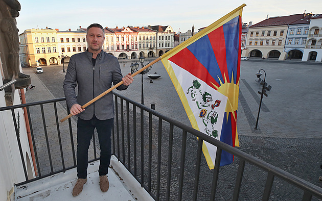Pracovník M�stského ú�adu v Novém Ji�ín� Radek Kud�lka vyv�uje vlajku Tibetu...