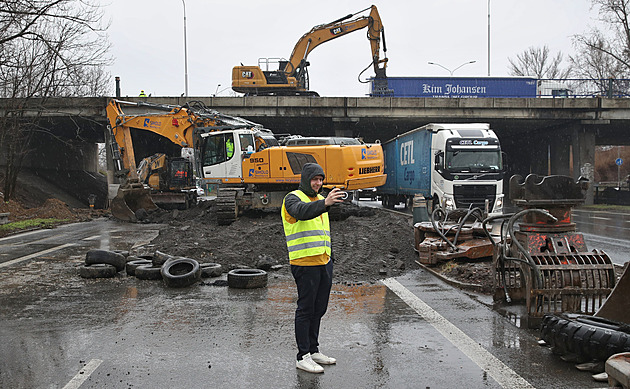 V Ostrav zaala oprava mostu na velmi frekventované Rudné ulici nad dalím...