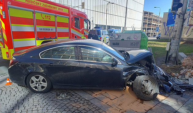 A car in the center of Ostrava crashed into a parked car, a man with an infant sat at the back