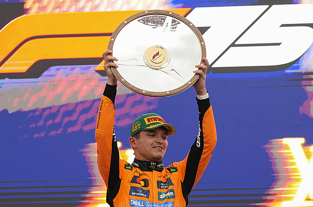 Drama na úvod seriálu F1. Norris ustál útok Verstappena a v Austrálii slaví triumf