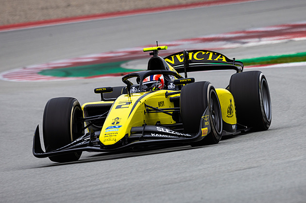 Po týdnu opět na pódiu. Staněk dojel ve sprintu F2 v Silverstonu na třetí pozici