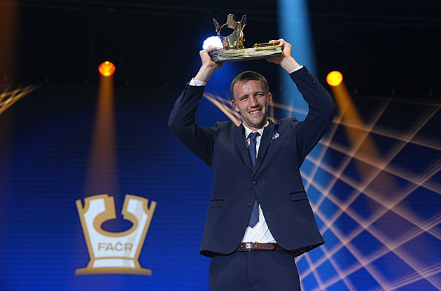 Souček těsně obhájil. Záložník West Hamu je nejlepším fotbalistou Česka