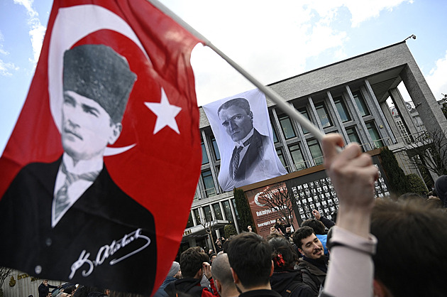 Další kolo stoleté bitvy o charakter Turecka. Erdogan ztratil svého muže v pozadí