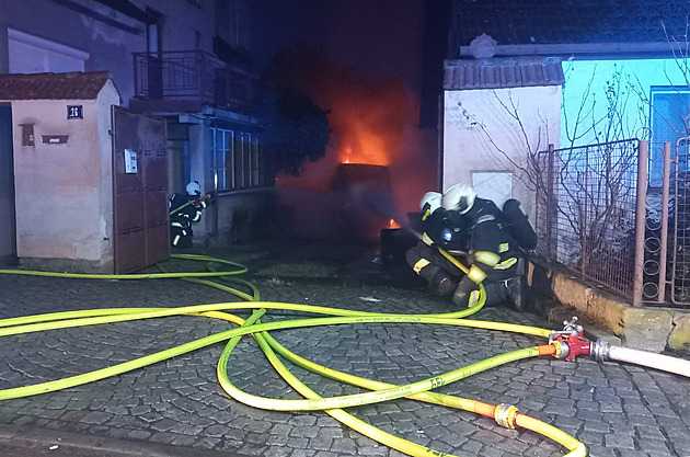 Dodávku hasili profesionální i dobrovolní hasii.