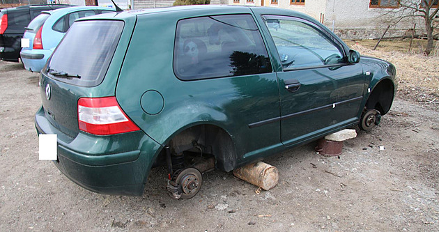 VW Golf u vlakového nádraí zstal podloený poleny, hrncem nebo cihlami.