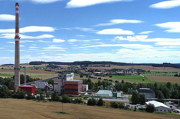 Na p�íjezdové silnici od Písku do Smrkovic stojí teplárna, v jejím� areálu je...