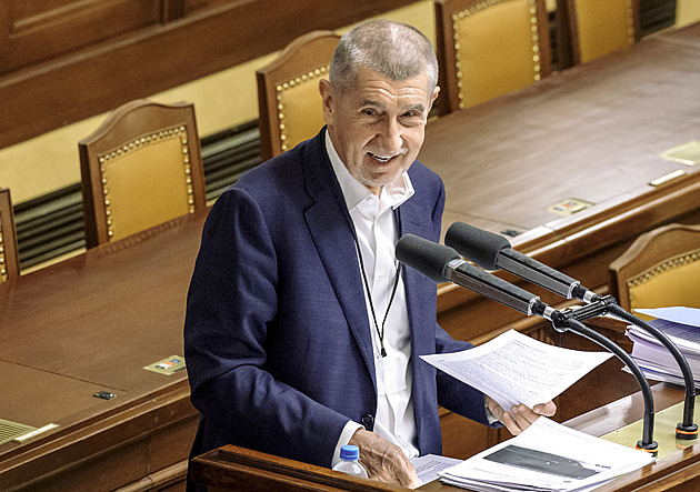 Babiš vyčetl premiérovi Fialovi divadlo a Černochové nákup stíhaček F-35