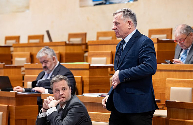 Čunek volá po obnovení vojenské služby. Jen zbraně nás nezachrání, řekl