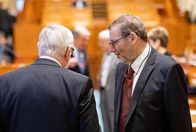 Opět Rudé právo. Macinka v Senátu dostal další výtisk, aby měl na Babiše a Klempíře