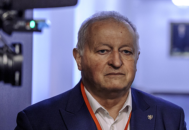 Piráti v den podávání kandidátek hlasují o odvolání volebního lídra Votápka