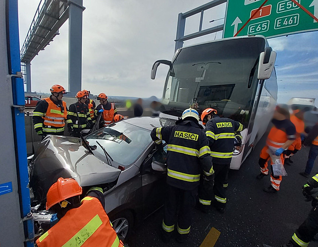 Na D1 se srazil autobus s náklaďákem a osobákem. Směr na Ostravu stál