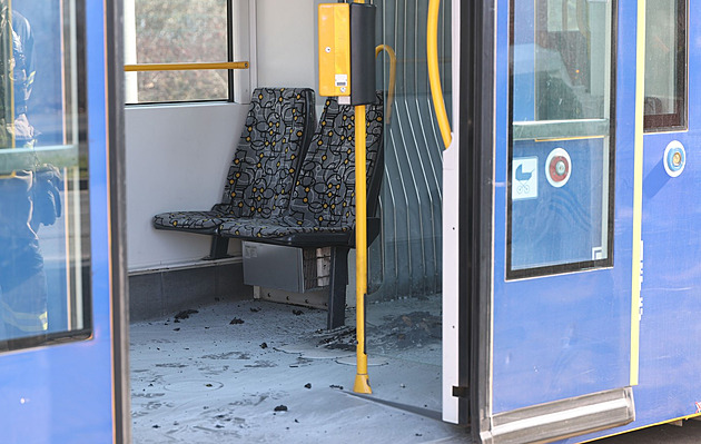 Chtěl upálit manželku v tramvaji, dostal doživotí. Jako poprava, řekl německý soud