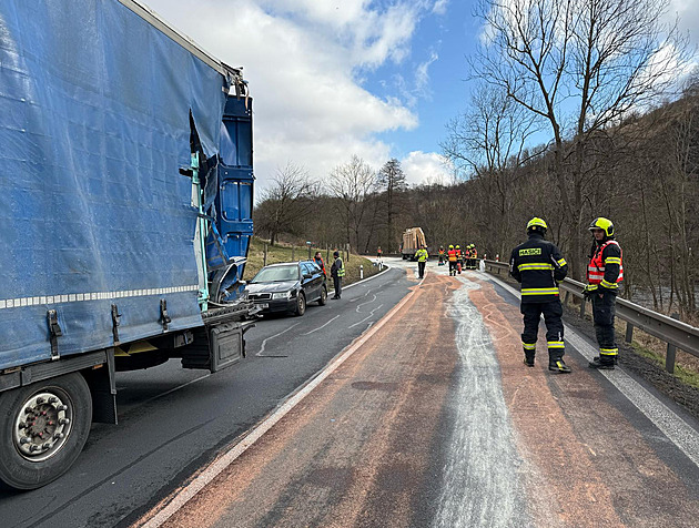 Nehoda dvou nákladních voz mezi Stráí nad Ohí a Boí komplikovala v pondlí...