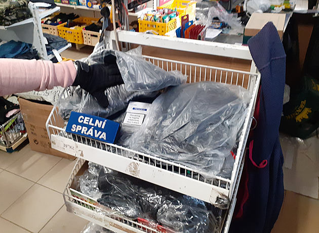 Neobvyklá skrýš. Prodejce zašil nekolkované cigarety do vystavených plavek