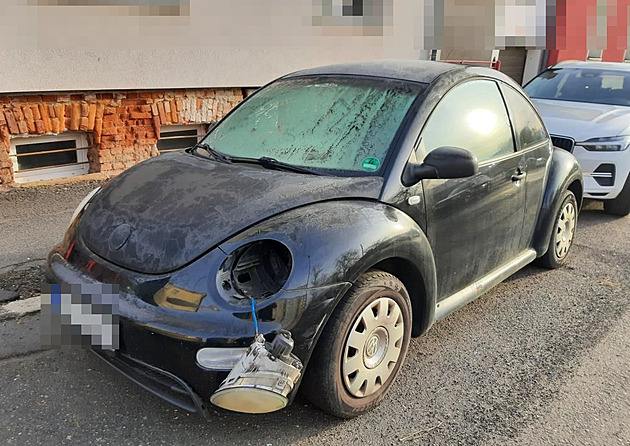 Na zaparkovaných autech zp�sobil mu� z Krom��í�ska p�ibli�n� dvacetitisícovou...