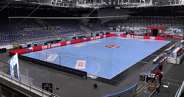 VIDEO: Z ledové arény vzniklo za 12 hodin červené peklo pro házenkářský šlágr