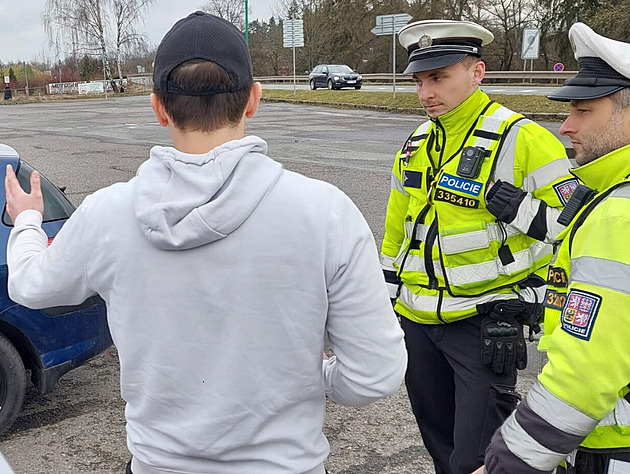 Kdy se hlídka snaila zkontrolovat oféra bez idiského prkazu, jel dál a...