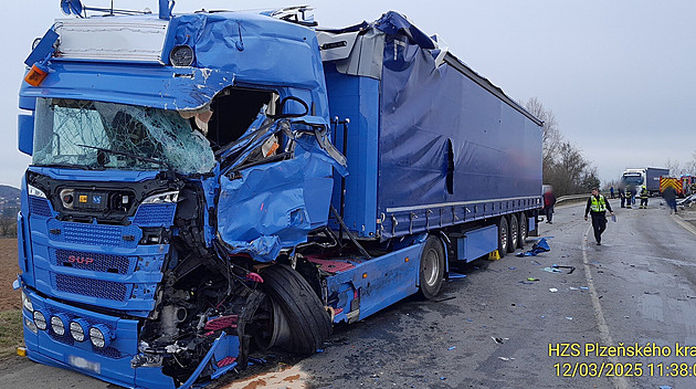 Nehoda dvou kamion� zastavila provoz mezi �ernicemi a �t�novicemi. Jeden z voz�...