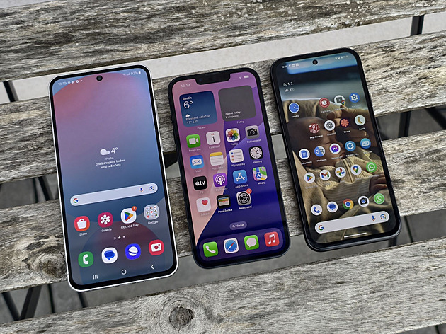 Dokáže nový levný iPhone konkurovat smartphonům s Androidem?