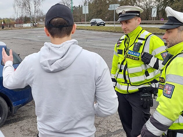 Kdy se hlídka snaila zkontrolovat oféra bez idiského prkazu, jel dál a...